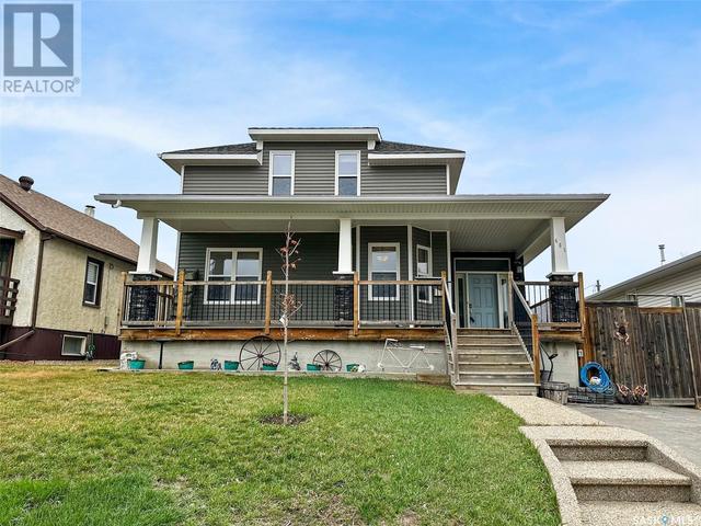 461 3rd Avenue Nw, House detached with 4 bedrooms, 2 bathrooms and null parking in Swift Current SK | Image 2