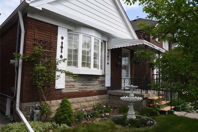 39 Sibley Ave, House detached with 2 bedrooms, 2 bathrooms and 1 parking in Toronto ON | Image 12