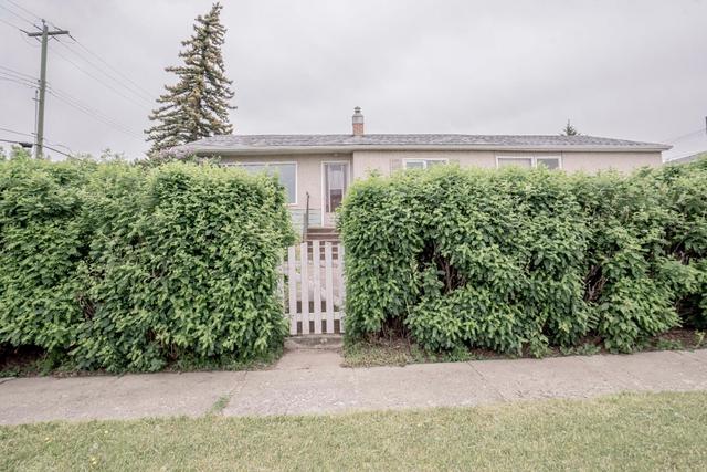 9810 95 Avenue, House detached with 2 bedrooms, 1 bathrooms and 2 parking in Peace River AB | Image 3