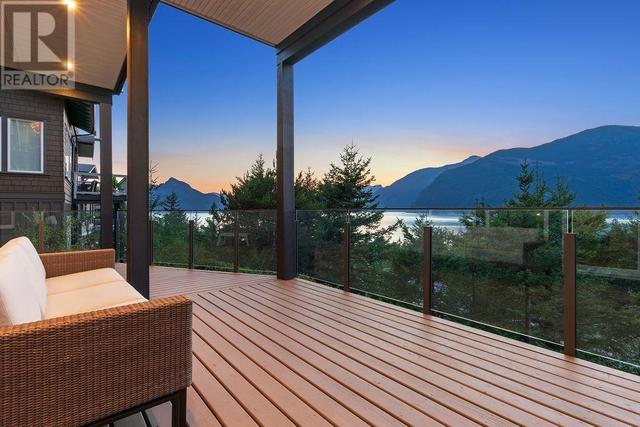 660 Ocean Crest Drive, House detached with 4 bedrooms, 4 bathrooms and 3 parking in Squamish Lillooet D BC | Image 2