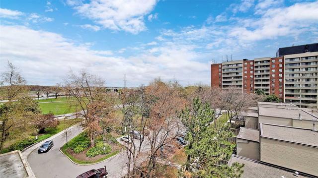 608 - 9 Four Winds Dr, Condo with 3 bedrooms, 2 bathrooms and 1 parking in Toronto ON | Image 20