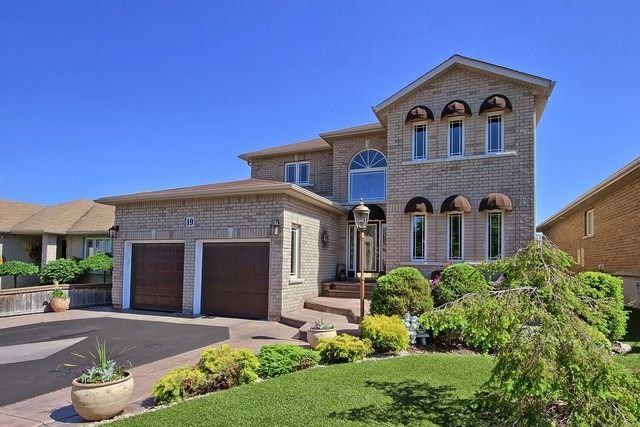 19 Bannerman Dr, House detached with 4 bedrooms, 4 bathrooms and 4 parking in Bradford West Gwillimbury ON | Image 2