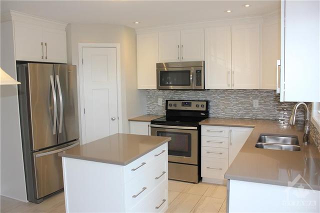 636 Danaca Private, House attached with 2 bedrooms, 3 bathrooms and 1 parking in Ottawa ON | Image 4
