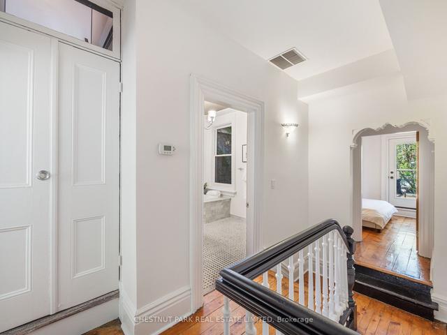 220 Ontario St, House attached with 3 bedrooms, 2 bathrooms and 1 parking in Toronto ON | Image 6