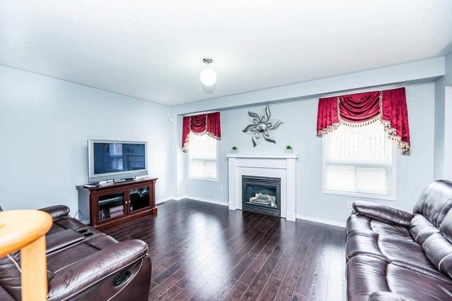 8 Tufton Cres, House detached with 3 bedrooms, 3 bathrooms and 3 parking in Brampton ON | Image 7