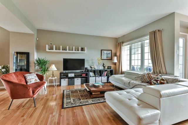 109 Georgian Dr, Townhouse with 3 bedrooms, 3 bathrooms and 2 parking in Oakville ON | Image 3