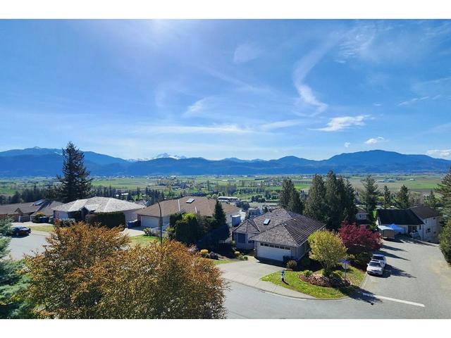 35790 Canterbury Avenue, House detached with 4 bedrooms, 3 bathrooms and 3 parking in Abbotsford BC | Image 2