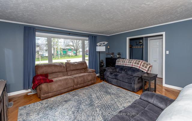 77 Fifth St, House detached with 2 bedrooms, 3 bathrooms and 6 parking in Brock ON | Image 2