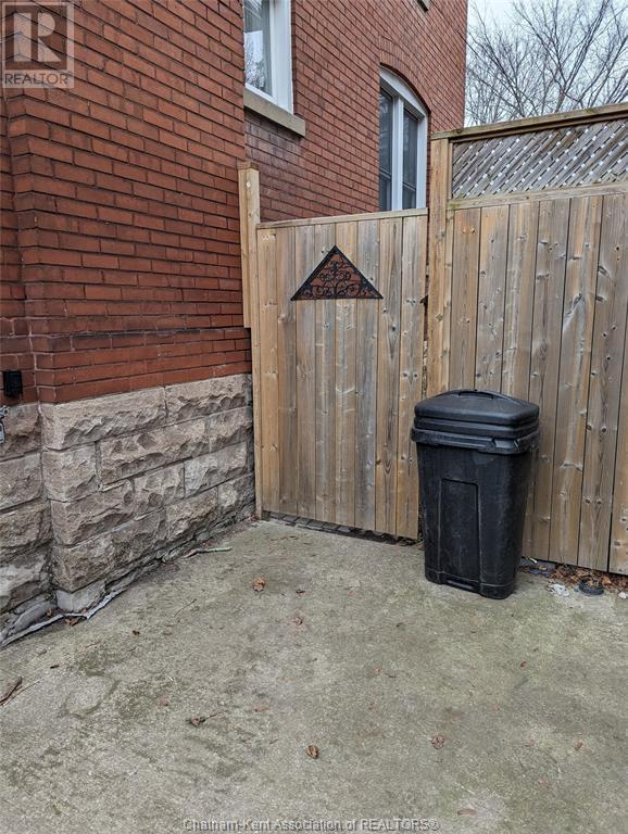 112 Cameron Street, House detached with 3 bedrooms, 2 bathrooms and null parking in Sarnia ON | Image 4