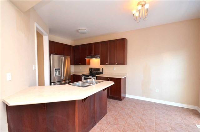 19 Tobermory Cres, House detached with 3 bedrooms, 4 bathrooms and 3 parking in Brampton ON | Image 5