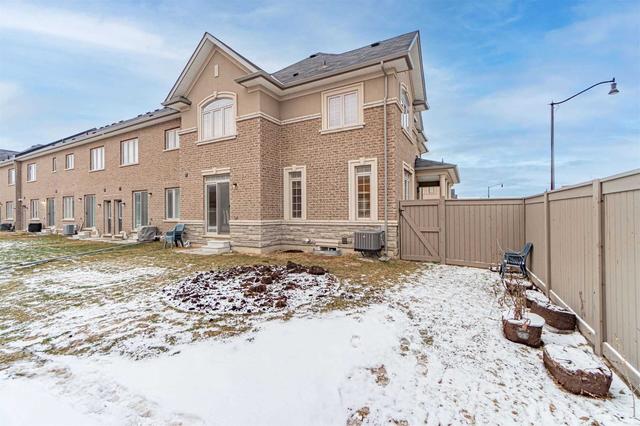 368 Remembrance Rd, House attached with 4 bedrooms, 3 bathrooms and 3 parking in Brampton ON | Image 22