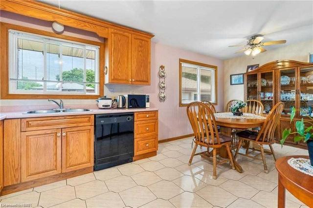 24 Regent Dr, House detached with 3 bedrooms, 1 bathrooms and 5 parking in St. Catharines ON | Image 2