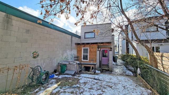 1074 Dupont St, House detached with 4 bedrooms, 2 bathrooms and 0 parking in Toronto ON | Image 8