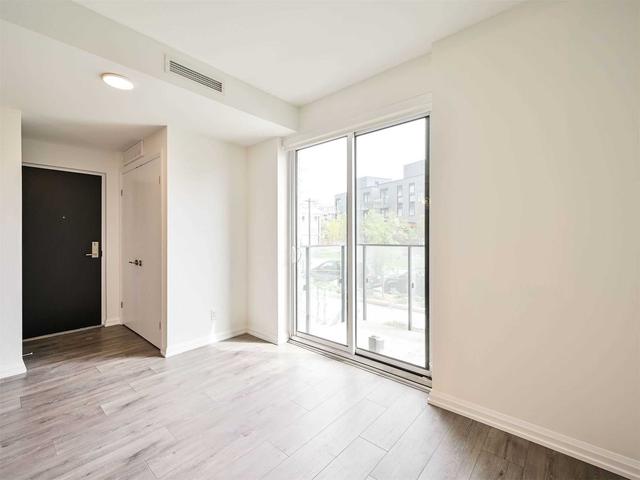 th30 - 10 Brin Dr, Townhouse with 3 bedrooms, 2 bathrooms and 1 parking in Toronto ON | Image 3