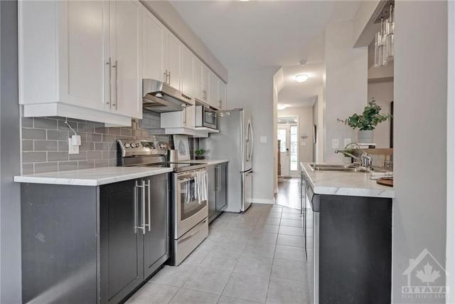 286 Losino Crescent, Townhouse with 3 bedrooms, 3 bathrooms and 3 parking in Ottawa ON | Image 3