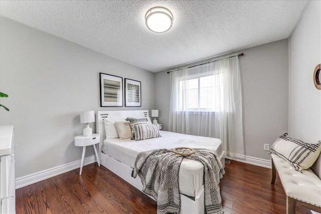 33 Gemshaw Cres, House detached with 3 bedrooms, 3 bathrooms and 4 parking in Toronto ON | Image 19