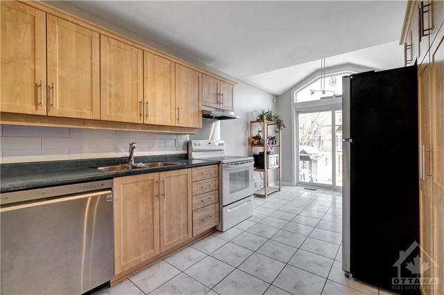 2049 Sunland Drive, Townhouse with 3 bedrooms, 3 bathrooms and 3 parking in Ottawa ON | Image 9