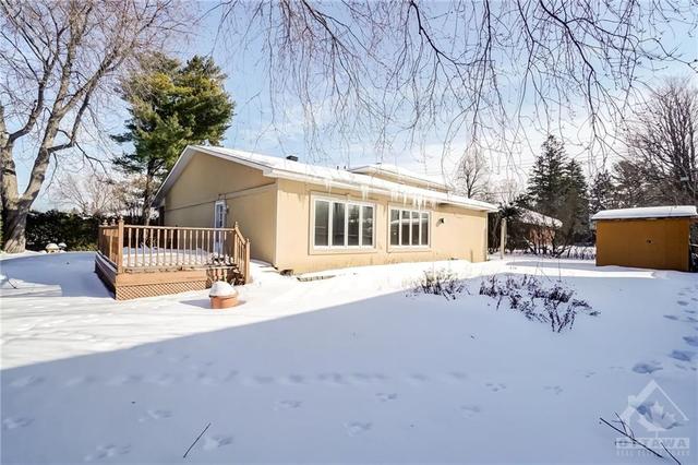 5 Pender Street, House detached with 3 bedrooms, 3 bathrooms and 4 parking in Ottawa ON | Image 2