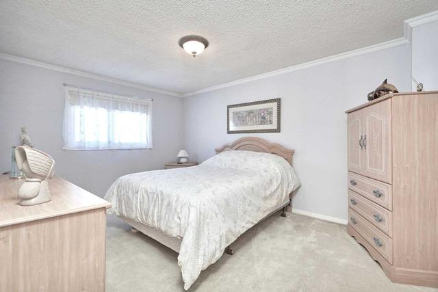 48 Niagara Pl, House detached with 3 bedrooms, 3 bathrooms and 4 parking in Brampton ON | Image 2