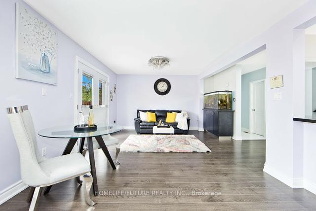 15 Dunsdale Sq, House detached with 4 bedrooms, 3 bathrooms and 7 parking in Toronto ON | Image 4