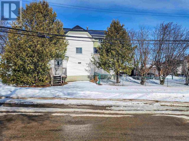 133 Buckingham Ave, House detached with 2 bedrooms, 2 bathrooms and null parking in Iroquois Falls ON | Image 4