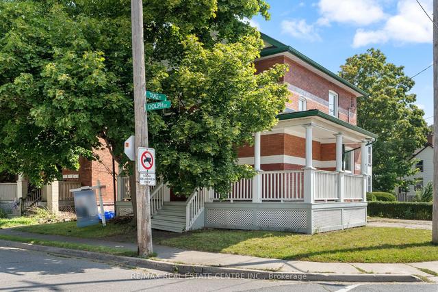 205 Dolph St N, House detached with 3 bedrooms, 11 bathrooms and 1 parking in Cambridge ON | Image 1