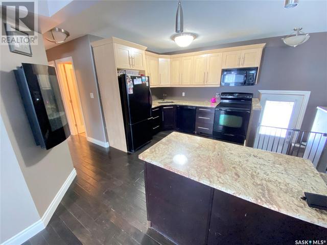 636 Elgin Street, House detached with 4 bedrooms, 2 bathrooms and null parking in Weyburn SK | Image 4