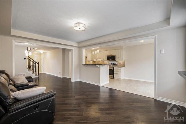 110 Lanceleaf Way, Townhouse with 4 bedrooms, 3 bathrooms and 2 parking in Ottawa ON | Image 3
