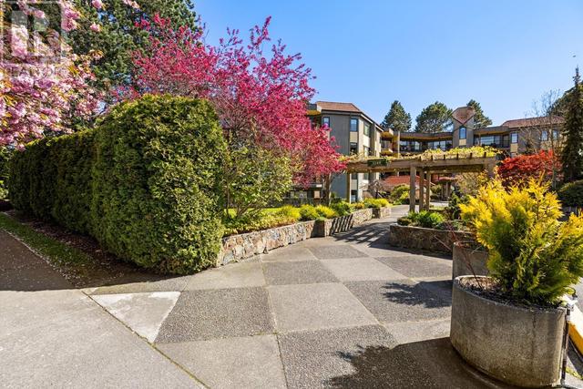 215 - 1149 Rockland Ave, Condo with 2 bedrooms, 2 bathrooms and 1 parking in Victoria BC | Image 1
