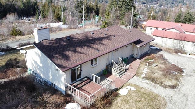 1630 Duthie Street, House detached with 3 bedrooms, 2 bathrooms and 9 parking in Kaslo BC | Image 2