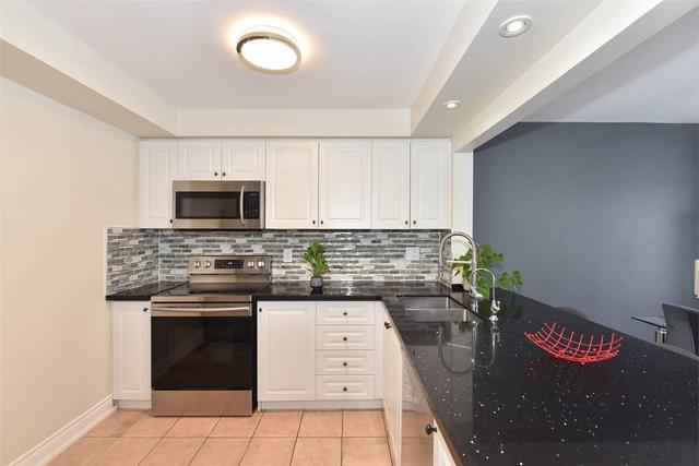 170 Brandy Lane Way, Townhouse with 3 bedrooms, 3 bathrooms and 2 parking in Newmarket ON | Image 2