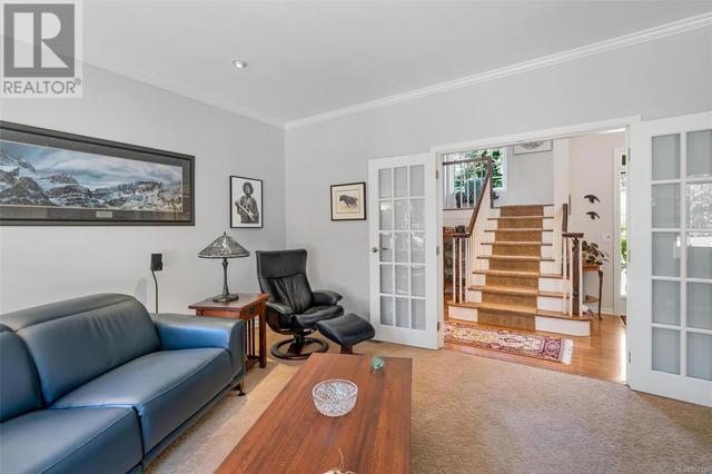 4533 Pheasantwood Terr, House detached with 3 bedrooms, 3 bathrooms and 6 parking in Saanich BC | Image 12