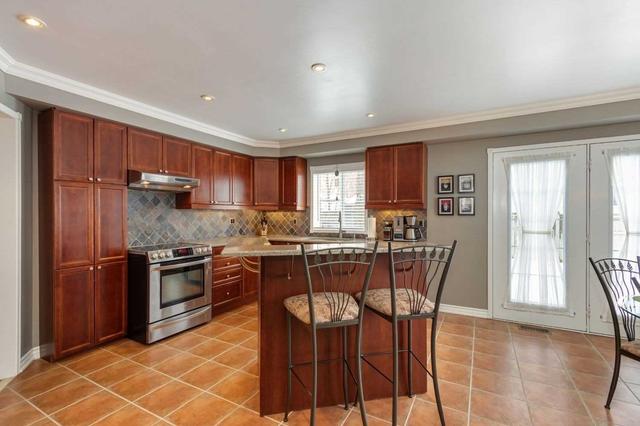 41 Selkirk Dr, House detached with 4 bedrooms, 4 bathrooms and 4 parking in Whitby ON | Image 4