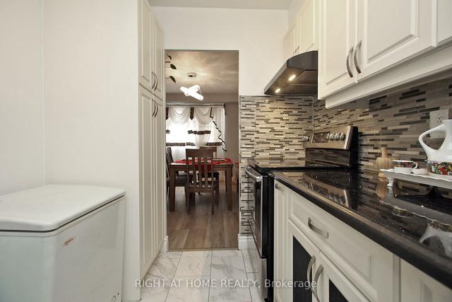 1706 - 3 Massey Sq W, Condo with 2 bedrooms, 1 bathrooms and 1 parking in Toronto ON | Image 3