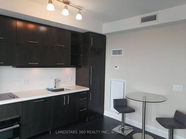 3907 - 1080 Bay St W, Condo with 0 bedrooms, 1 bathrooms and 0 parking in Toronto ON | Image 10