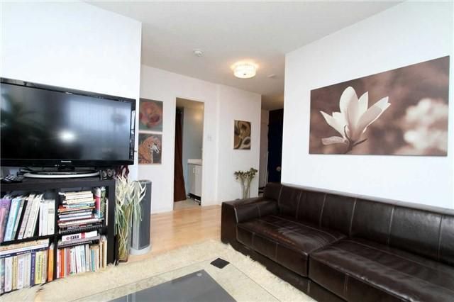 1001 - 75 King St E, Condo with 2 bedrooms, 2 bathrooms and 1 parking in Mississauga ON | Image 4