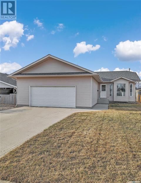 305 2nd Street W, House detached with 4 bedrooms, 2 bathrooms and null parking in Warman SK | Card Image