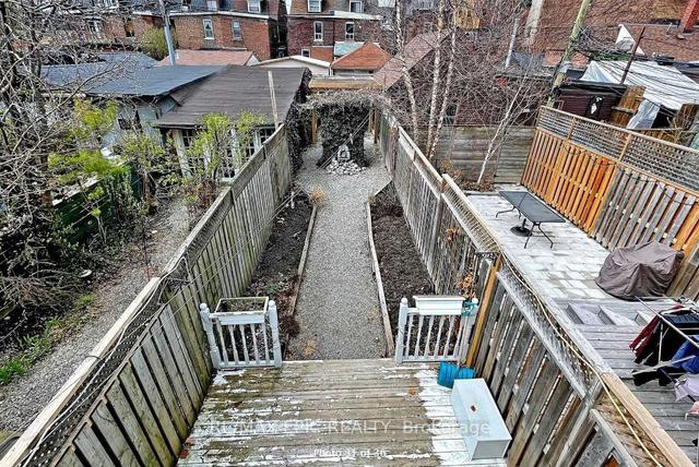 258 Lippincott St, House attached with 3 bedrooms, 2 bathrooms and 1 parking in Toronto ON | Image 5
