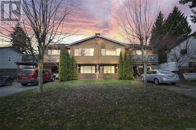 2325 Rosstown Rd, House detached with 10 bedrooms, 6 bathrooms and 4 parking in Nanaimo BC | Card Image