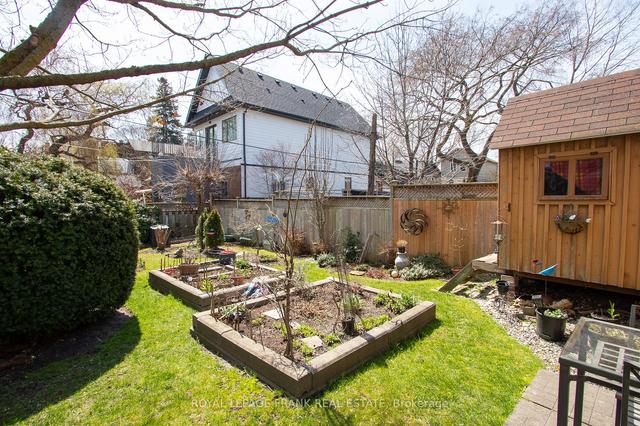 143 Eastwood Rd, House detached with 3 bedrooms, 2 bathrooms and 1 parking in Toronto ON | Image 3