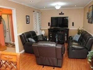 83 Chloe Cres, House detached with 3 bedrooms, 3 bathrooms and 1 parking in Markham ON | Image 3