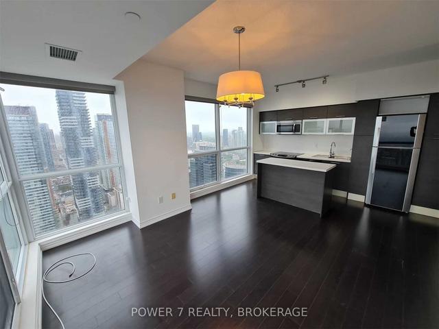 4715 - 386 Yonge St, Condo with 2 bedrooms, 2 bathrooms and 1 parking in Toronto ON | Image 5