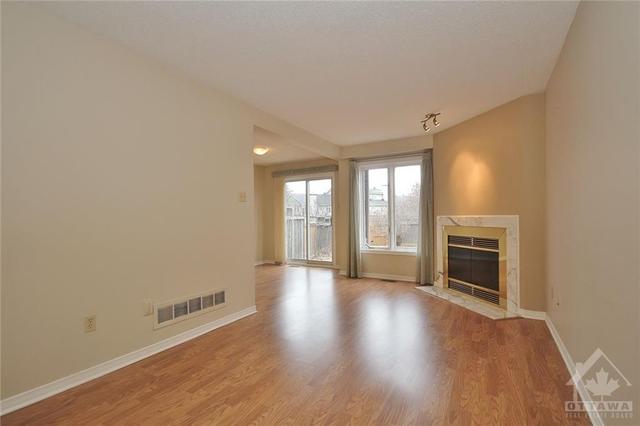 96 Southport Drive, Townhouse with 3 bedrooms, 3 bathrooms and 3 parking in Ottawa ON | Image 3
