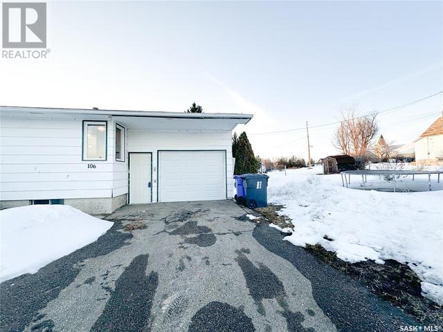106 Cumming Street, House detached with 4 bedrooms, 2 bathrooms and null parking in Springside SK | Image 2