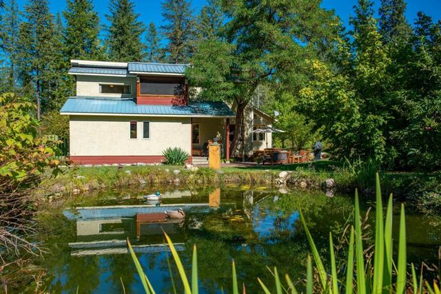 5971 Cedar Creek Road, House detached with 4 bedrooms, 4 bathrooms and null parking in Central Kootenay H BC | Card Image