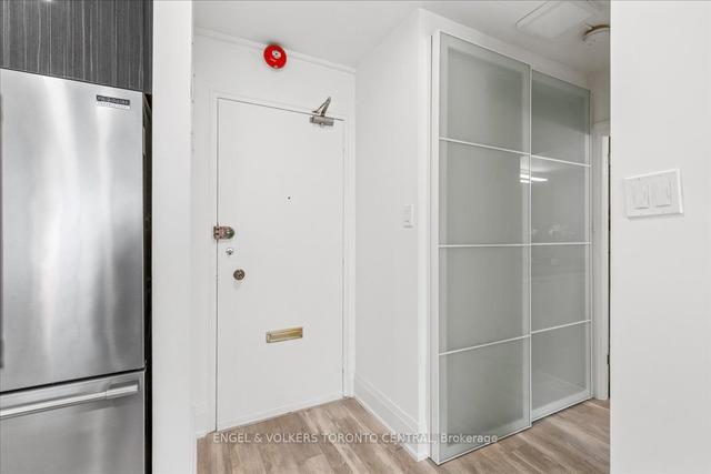 405 - 60 Montclair Ave, Condo with 1 bedrooms, 1 bathrooms and 1 parking in Toronto ON | Image 2