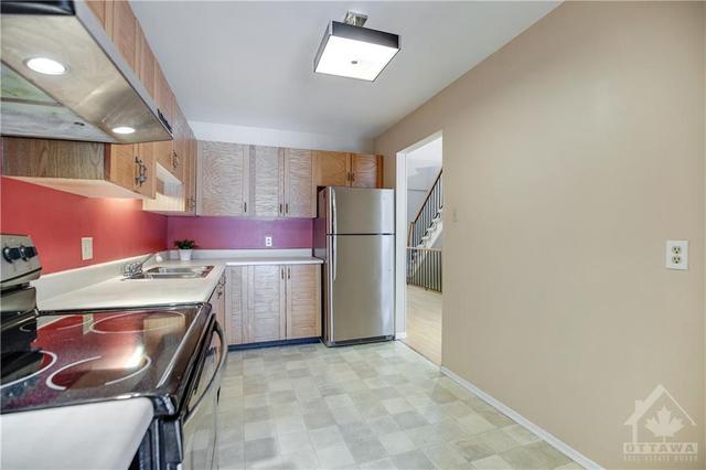 152 Presland Road, Townhouse with 3 bedrooms, 2 bathrooms and 3 parking in Ottawa ON | Image 11