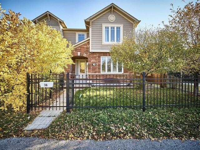 38 Gas Lamp Lane, House attached with 3 bedrooms, 3 bathrooms and 5 parking in Markham ON | Image 1