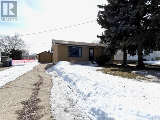 421 Beryl Street, House detached with 4 bedrooms, 2 bathrooms and null parking in Broadview SK | Image 1
