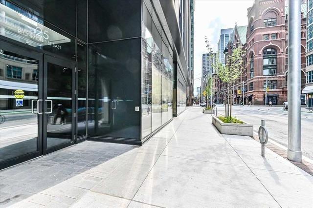 1611 - 25 Richmond St E, Condo with 1 bedrooms, 1 bathrooms and 0 parking in Toronto ON | Image 12